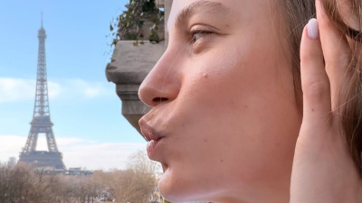 Serenay'dan Eyfel'e öpücük