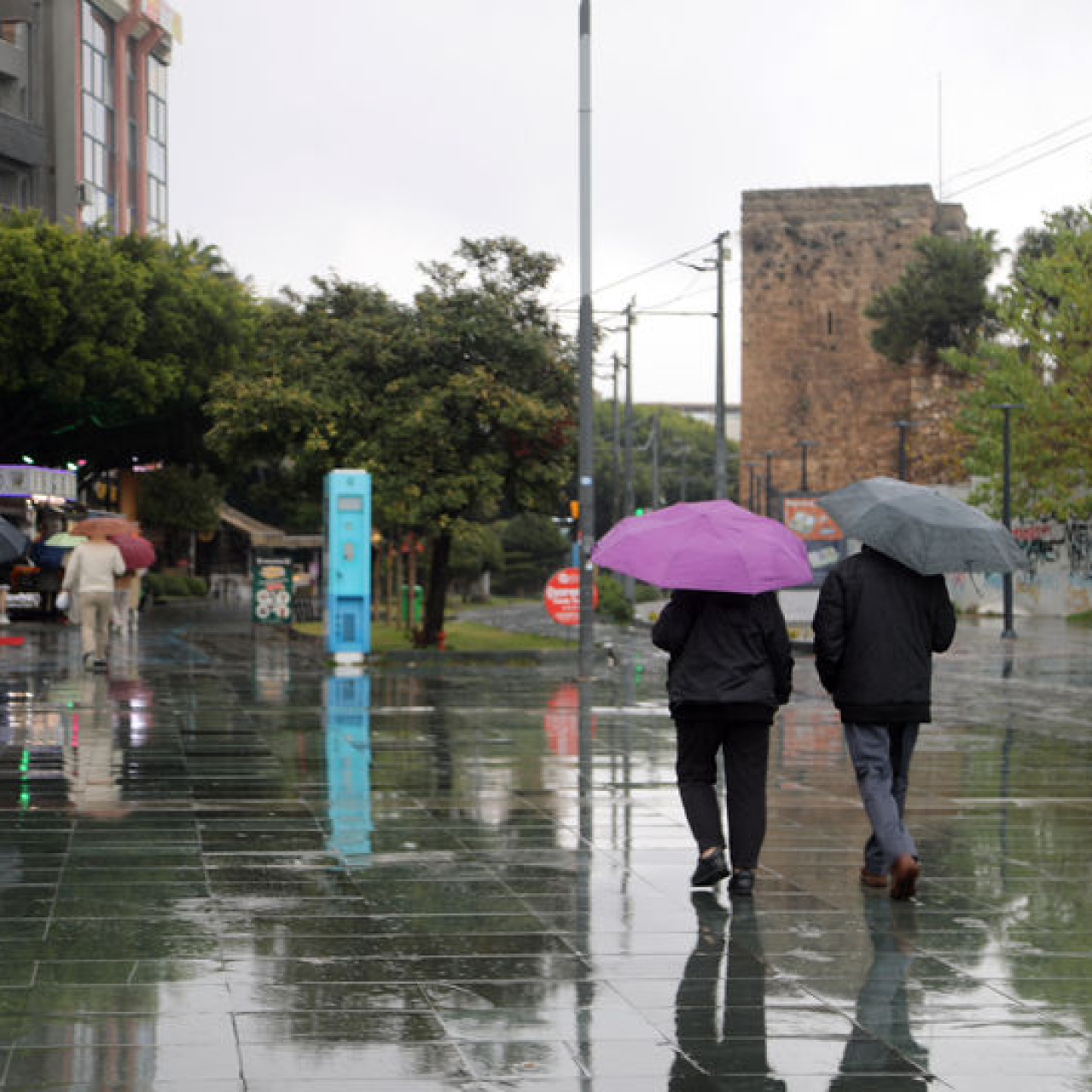 190 kilogram yağış düştü, yol çöktü!