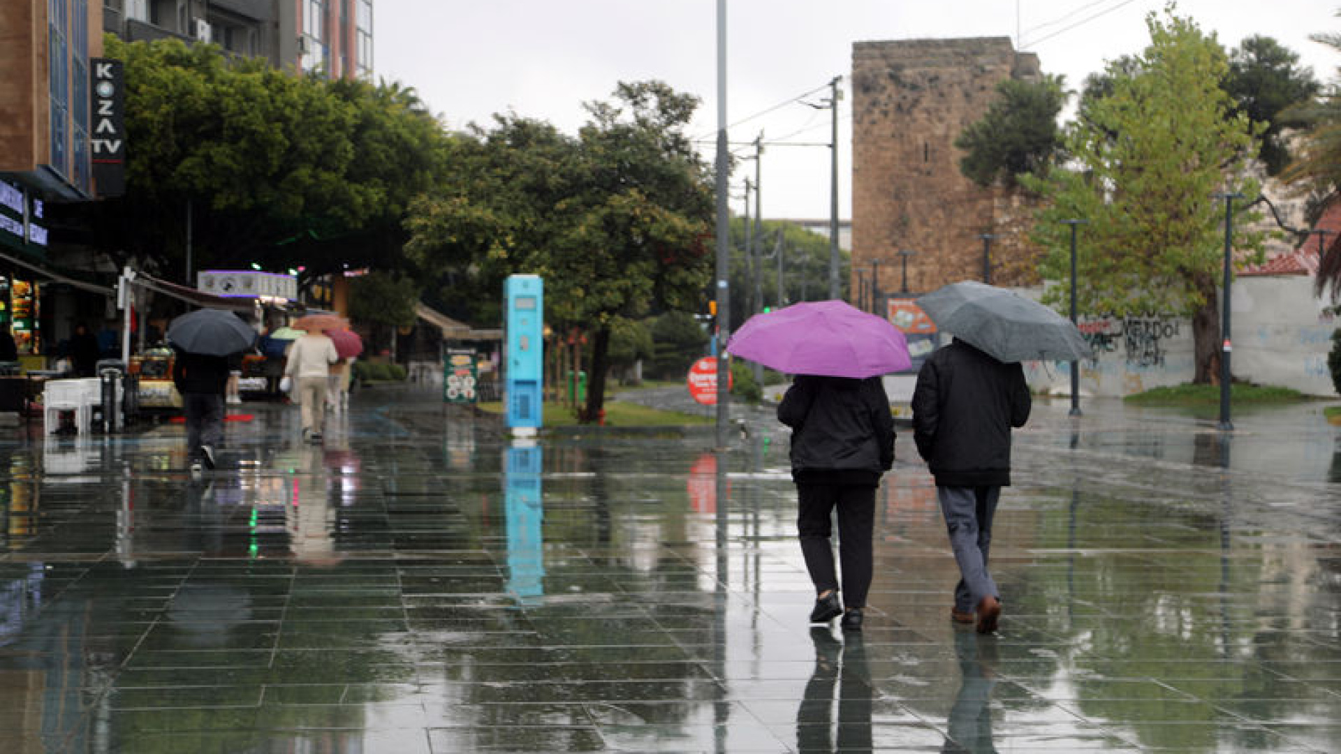 Son dakika: Antalya'da devam eden sağanak hayatı olumsuz etkiledi... 190 kilogram yağış düştü, yol çöktü! | Son dakika haberleri