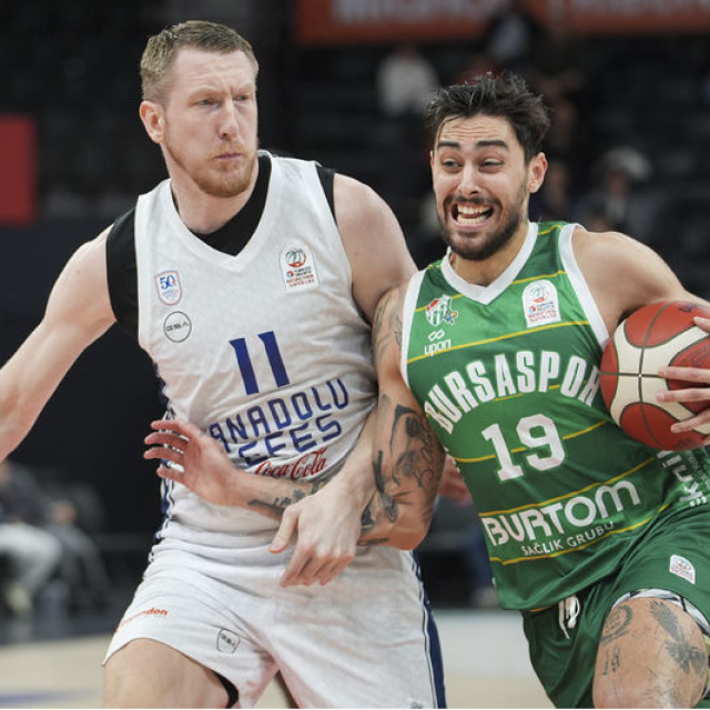 Anadolu Efes evinde kazandı!