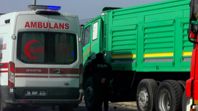 Tamir ettiği kamyonun şoför kabini üzerine düştü!