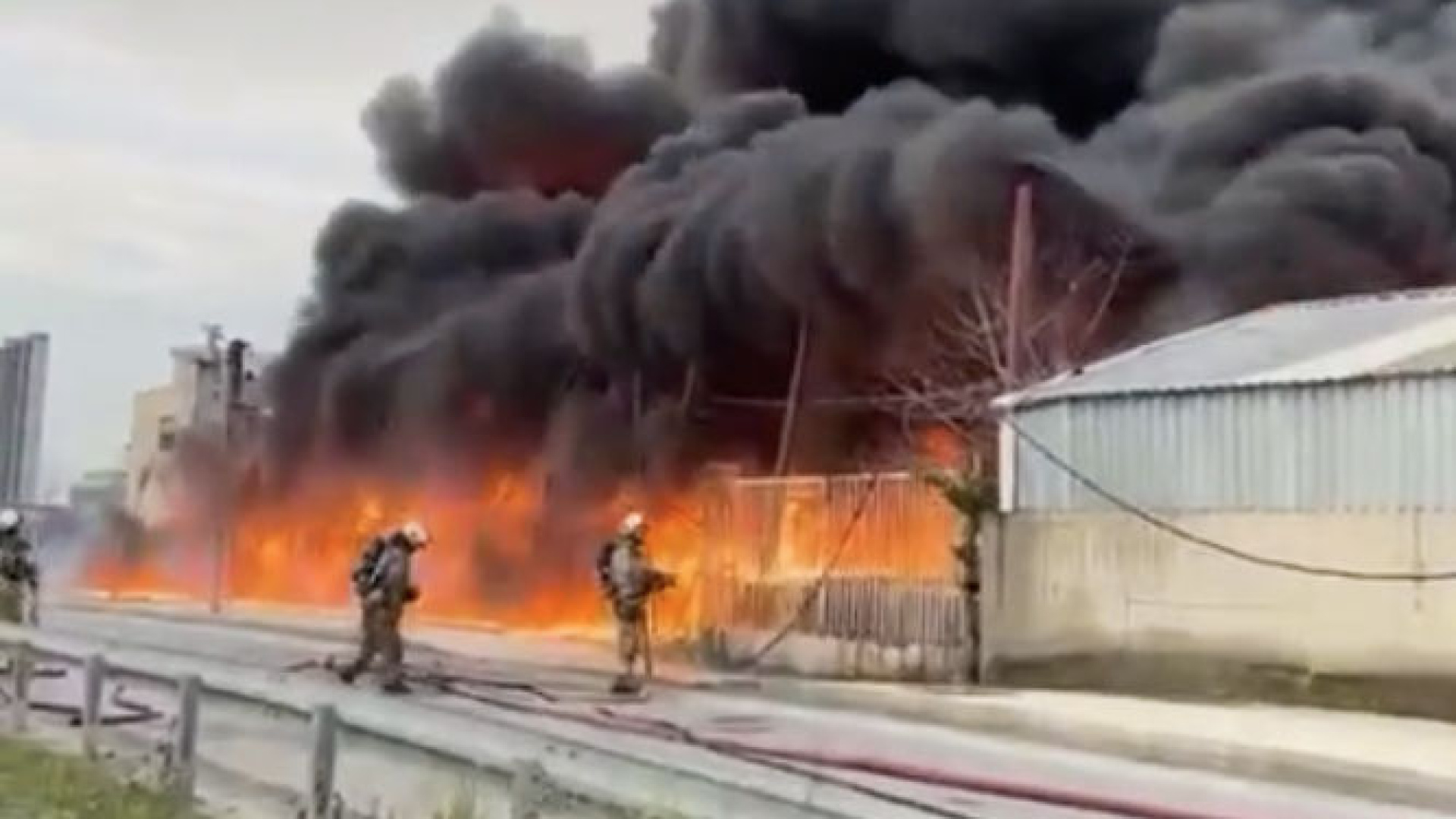 Büyükçekmece'de iş yerinde yangın!