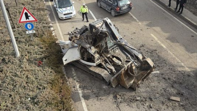 Kepçe köprüye takılıp yola düştü