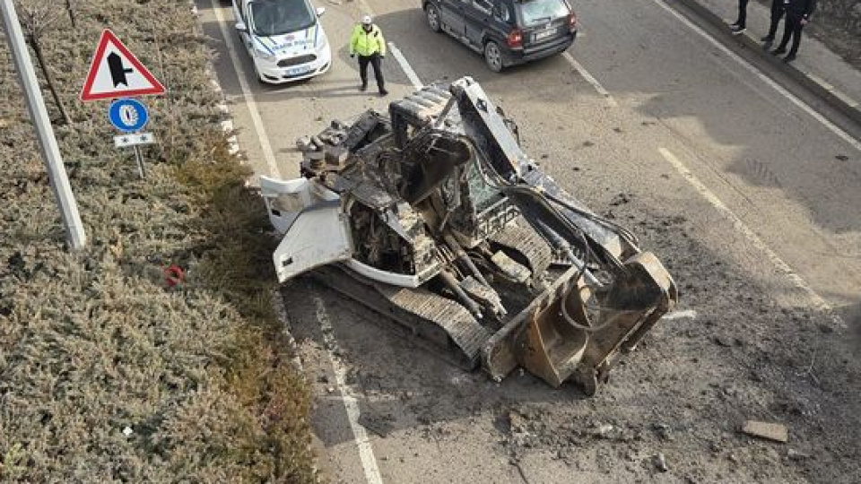 Kepçe köprüye takılıp yola düştü