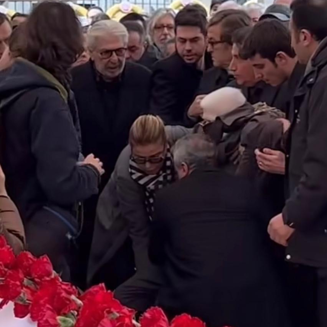 Usta oyuncu cenazede fenalaştı