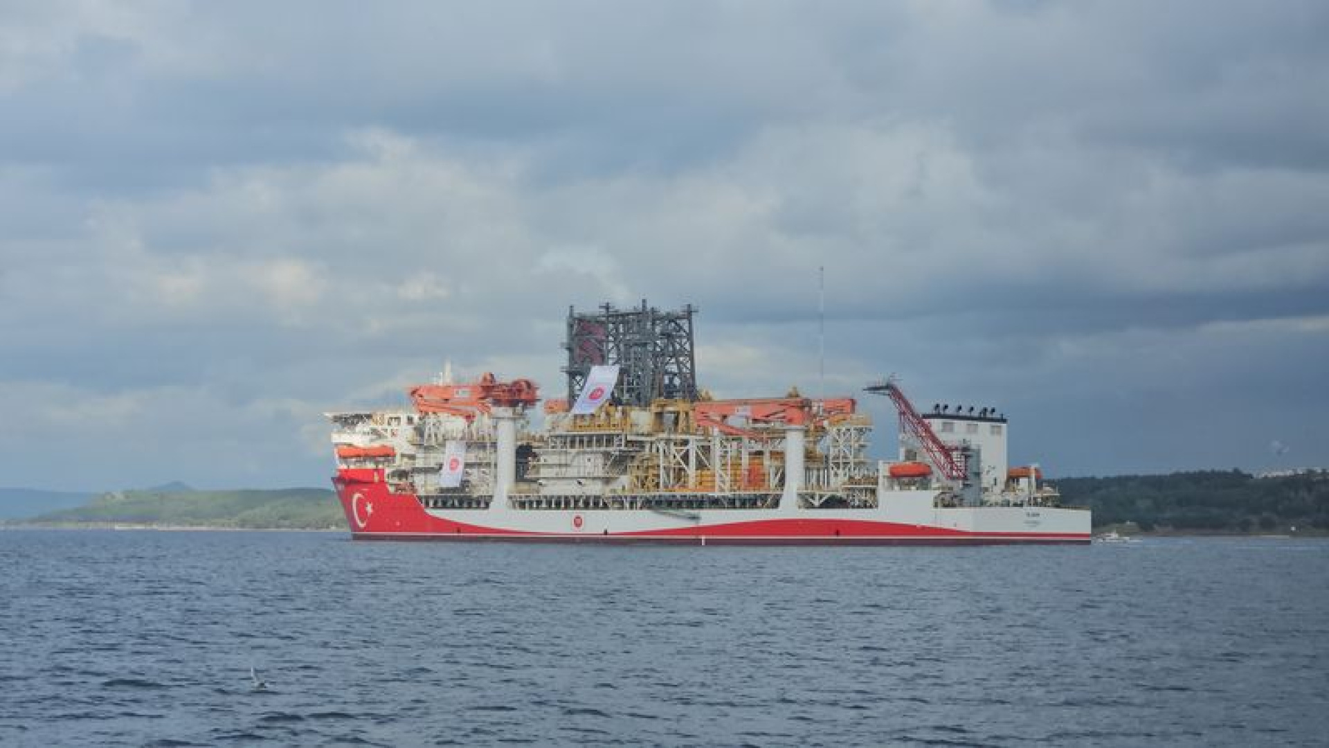 Yıldırım Sondaj Gemisi Çanakkale Boğazı'ndan Geçerek Enerji Filosuna Katıldı