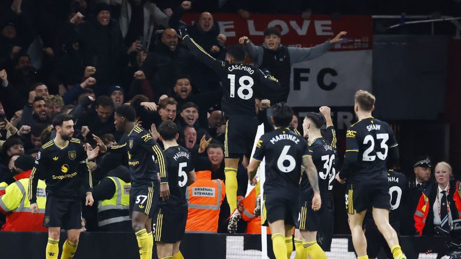 Manchester United, Arsenal'i 3-2 Mağlup Etti: Premier Lig'de Heyecan Dorukta