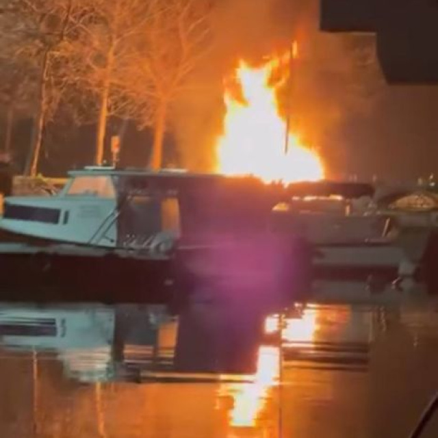 Küçükçekmece’de derede 2 kayıkta yangın çıktı