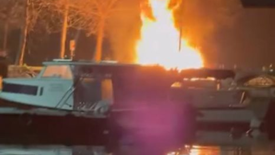 Küçükçekmece'de derede 2 kayıkta yangın çıktı