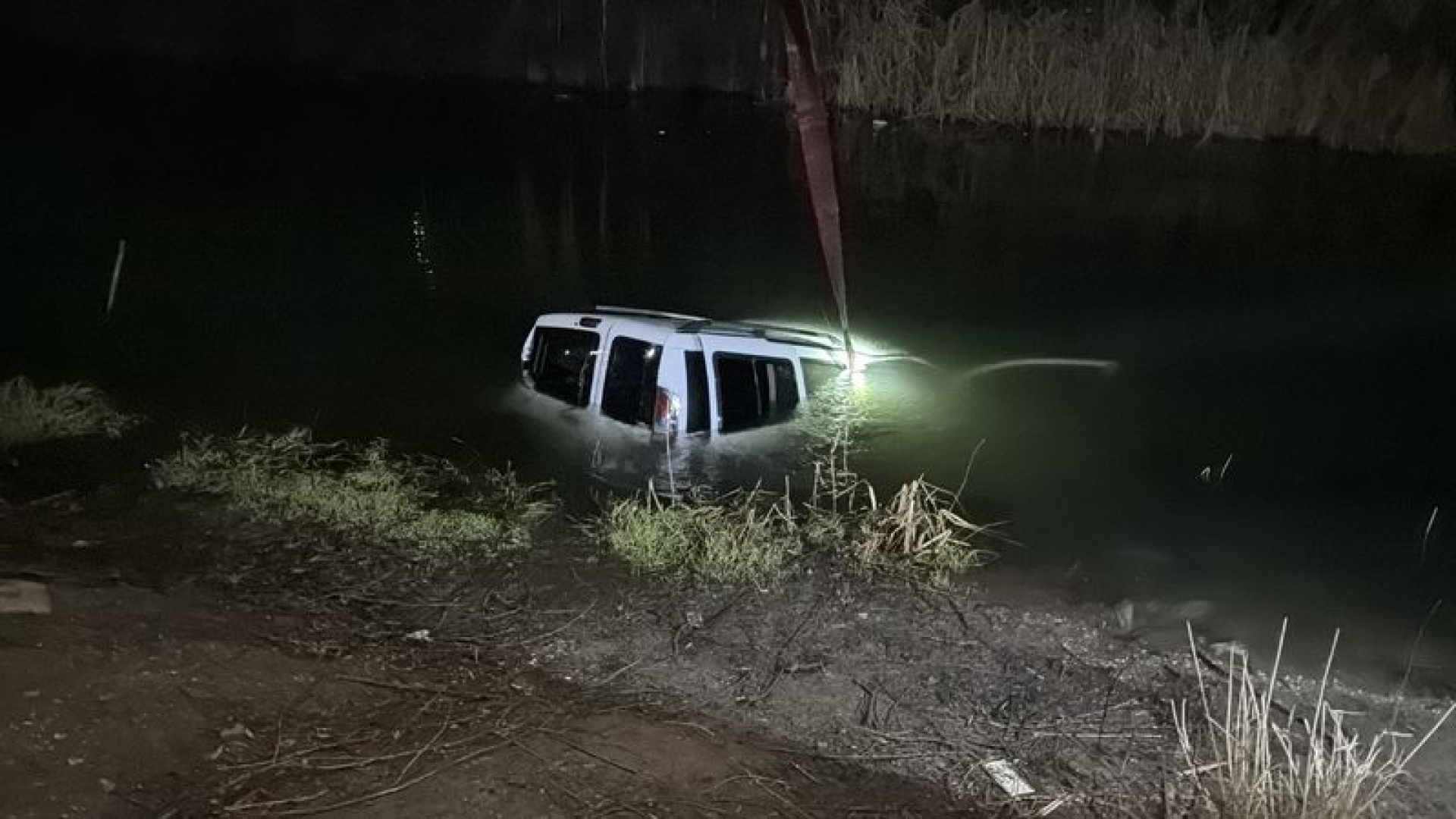 Eskişehir'de el freni çekilmeyen park halindeki araç Porsuk Çayı'na düştü