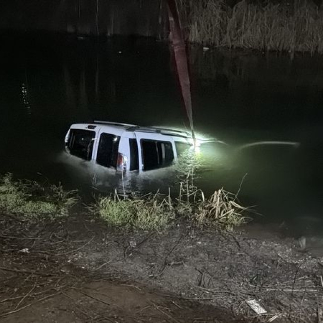 El freni çekilmeyen araç Porsuk Çayı'na düştü