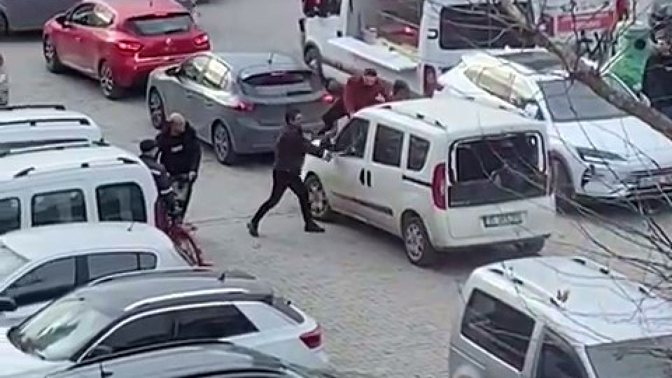 Polis merkezi önünde sürücüye saldırdılar!