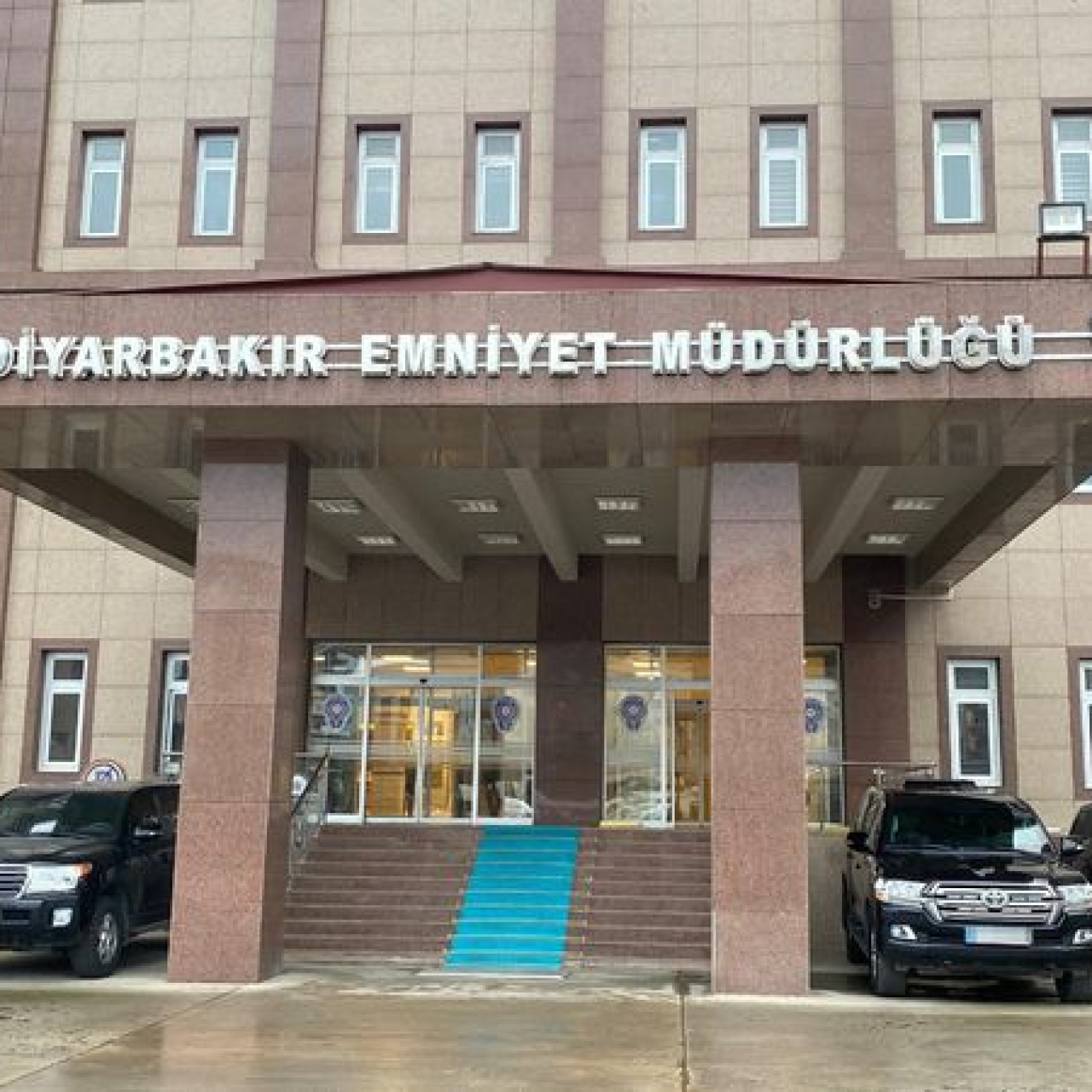 Diyarbakır Emniyeti'ne saldırı girişiminde 13 gözaltı