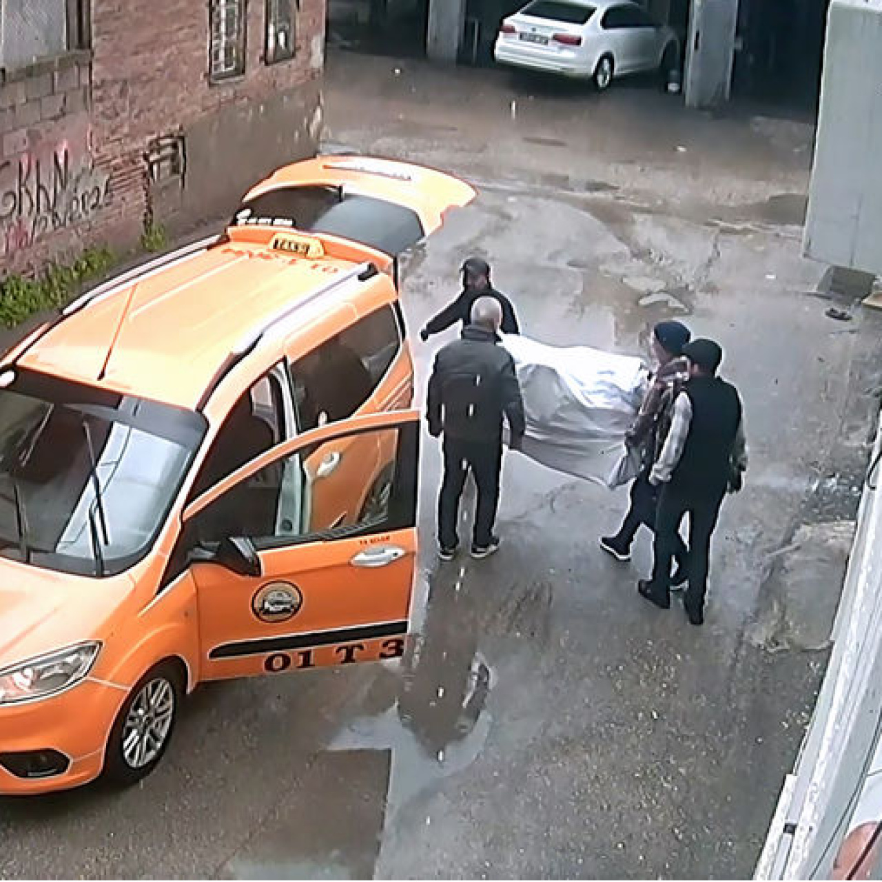 Depo fareleri! Tavanda delik açıp 148 bisiklet çaldılar!