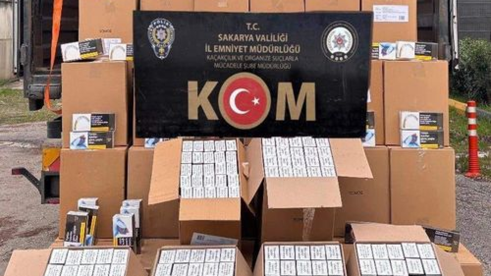 Sakarya'da Otoyolda Durdurulan TIR'da 6 Milyon 610 Bin Kaçak Makaron Ele Geçirildi