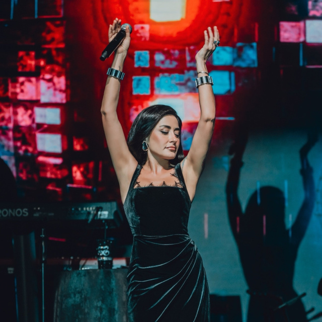 Melek Mosso sahnede fenalaştı