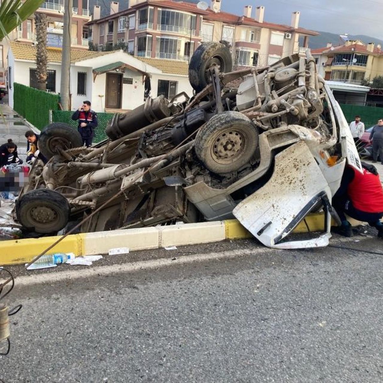 Kamyonet bariyerlere girdi: 2 ölü