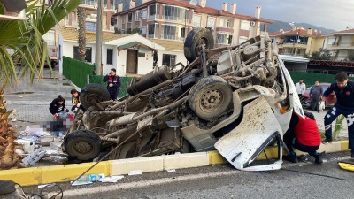 Kamyonet bariyerlere girdi: 2 ölü