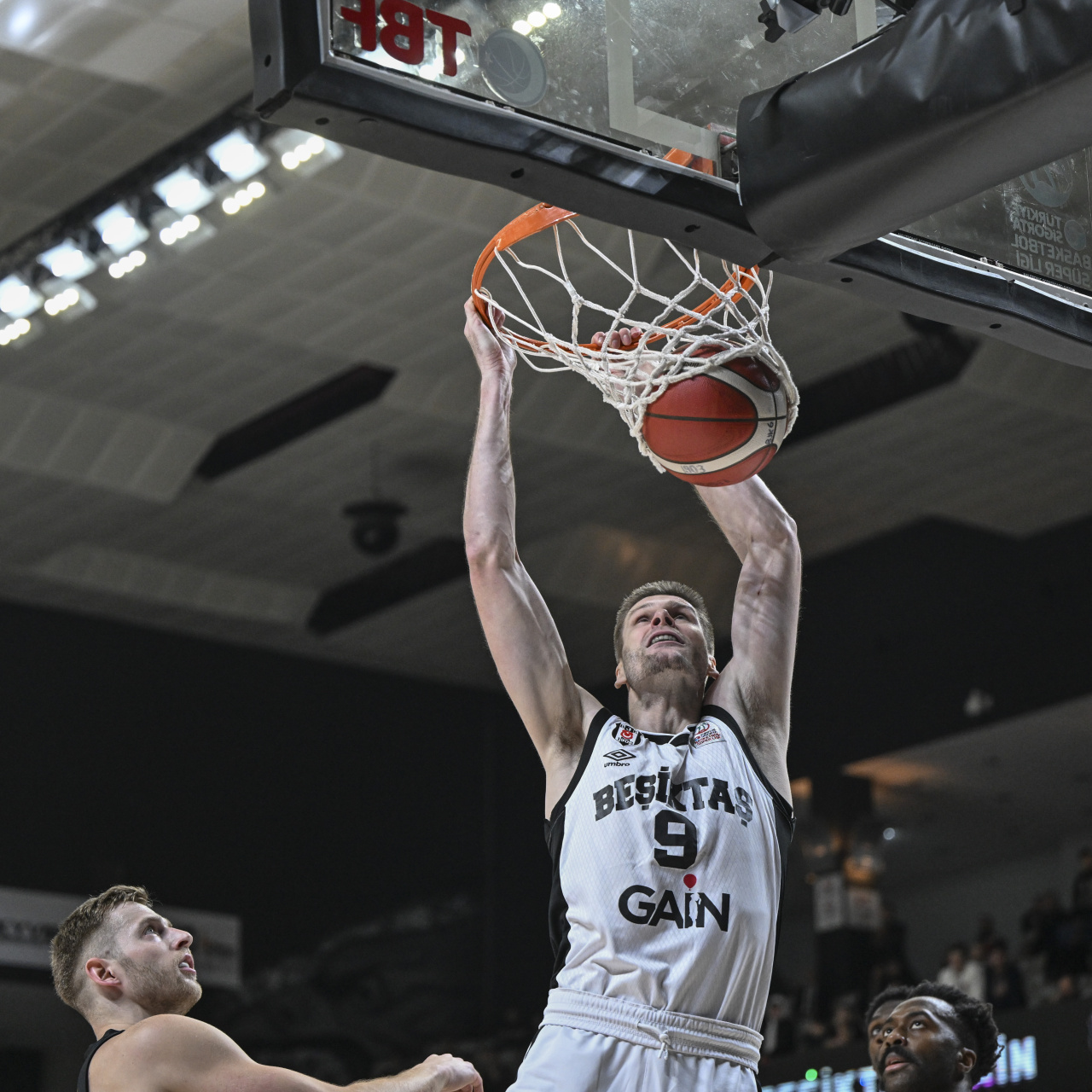 Beşiktaş GAİN, İtalya deplasmanında