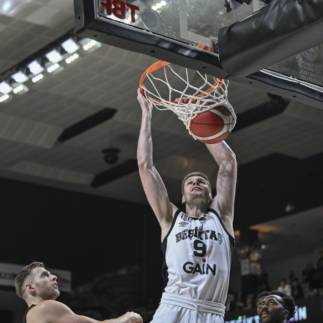 Beşiktaş GAİN, İtalya deplasmanında