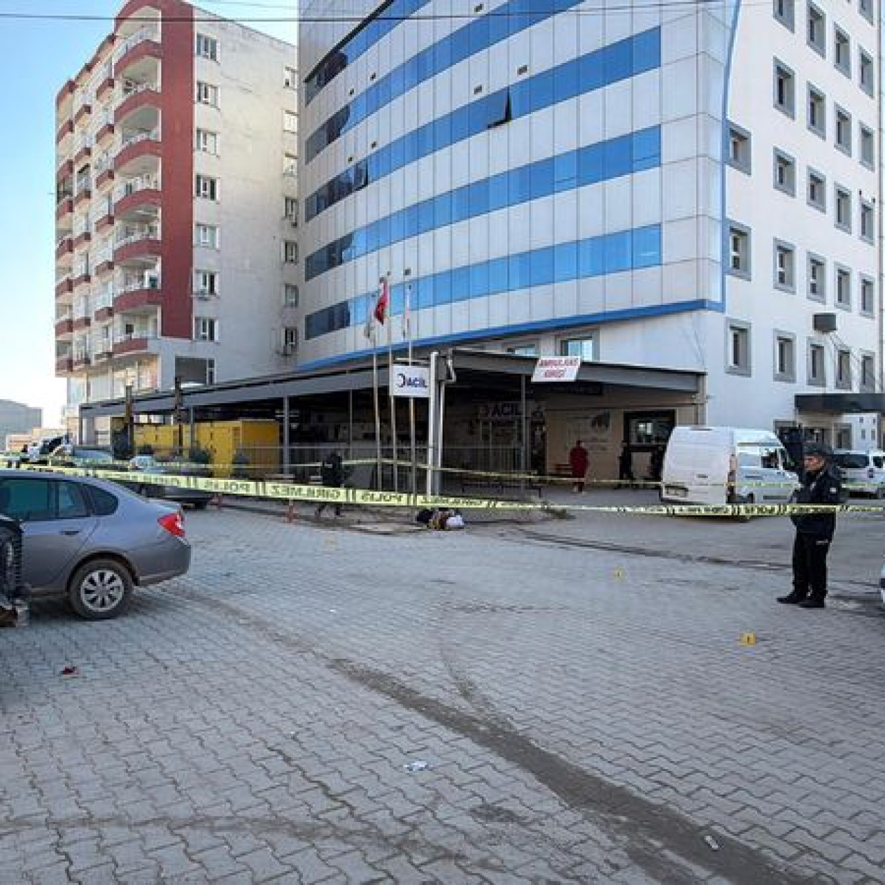 Hastane önünde silahlı kavga: 1 ölü