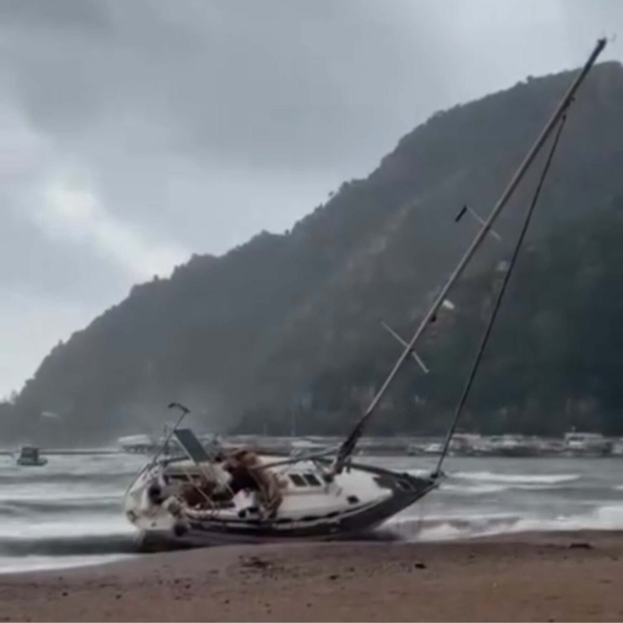 Marmaris'te fırtına esareti!