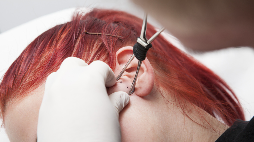 Kulak deldirmek günah mı?