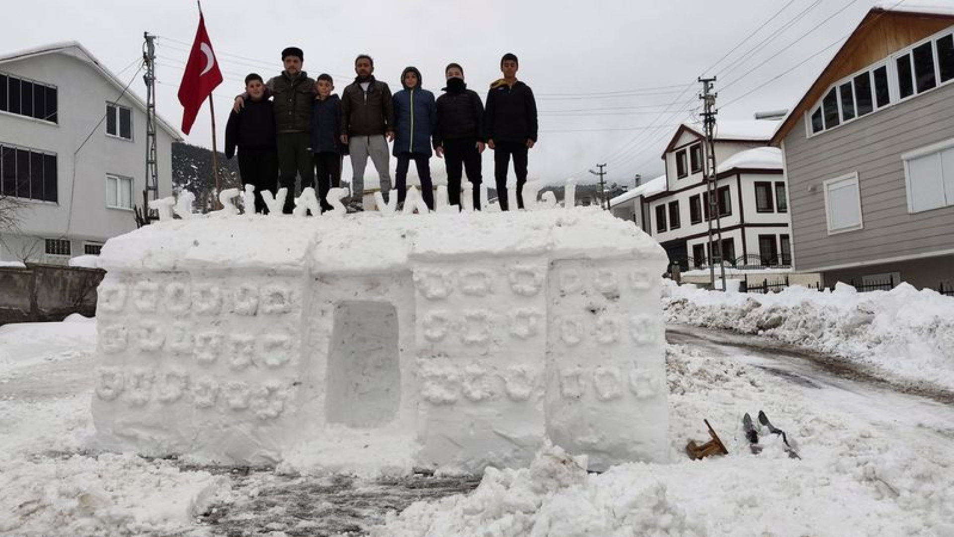 'Kardan Kız Kulesi'nin ardından Sivas Valiliği binasını yaptılar
