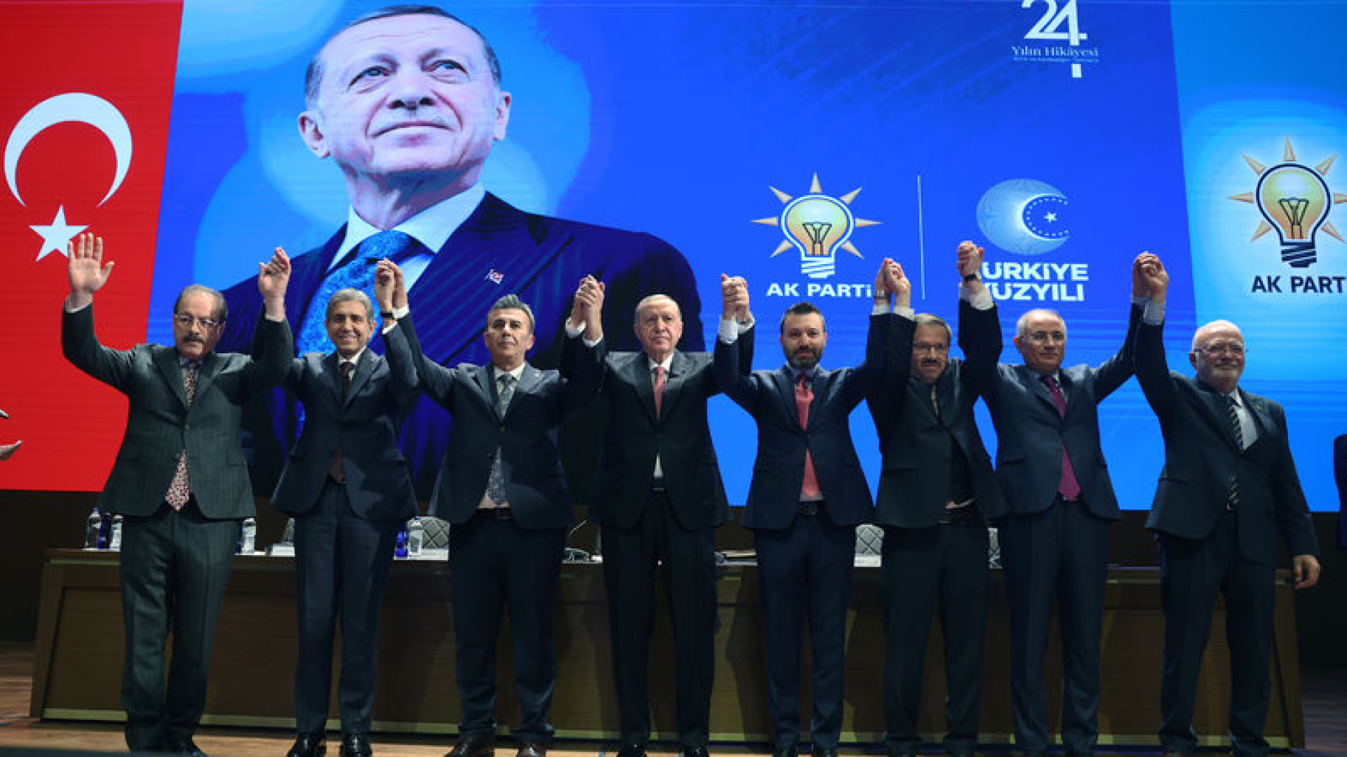 Cumhurbaşkanı Erdoğan, AK Parti'ye katılan 4 belediye başkanına rozet taktı | Son dakika haberleri