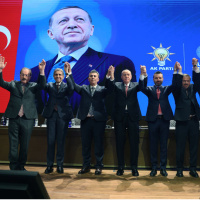 AK Parti'ye katılan 4 belediye başkanına rozet taktı