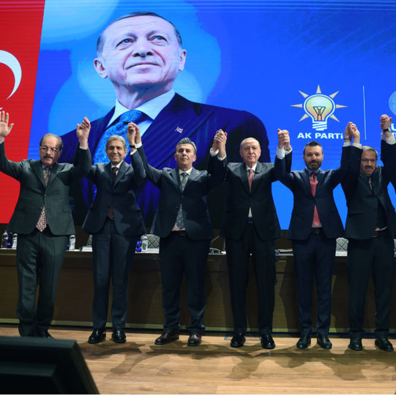 AK Parti'ye katılan 4 belediye başkanına rozet taktı