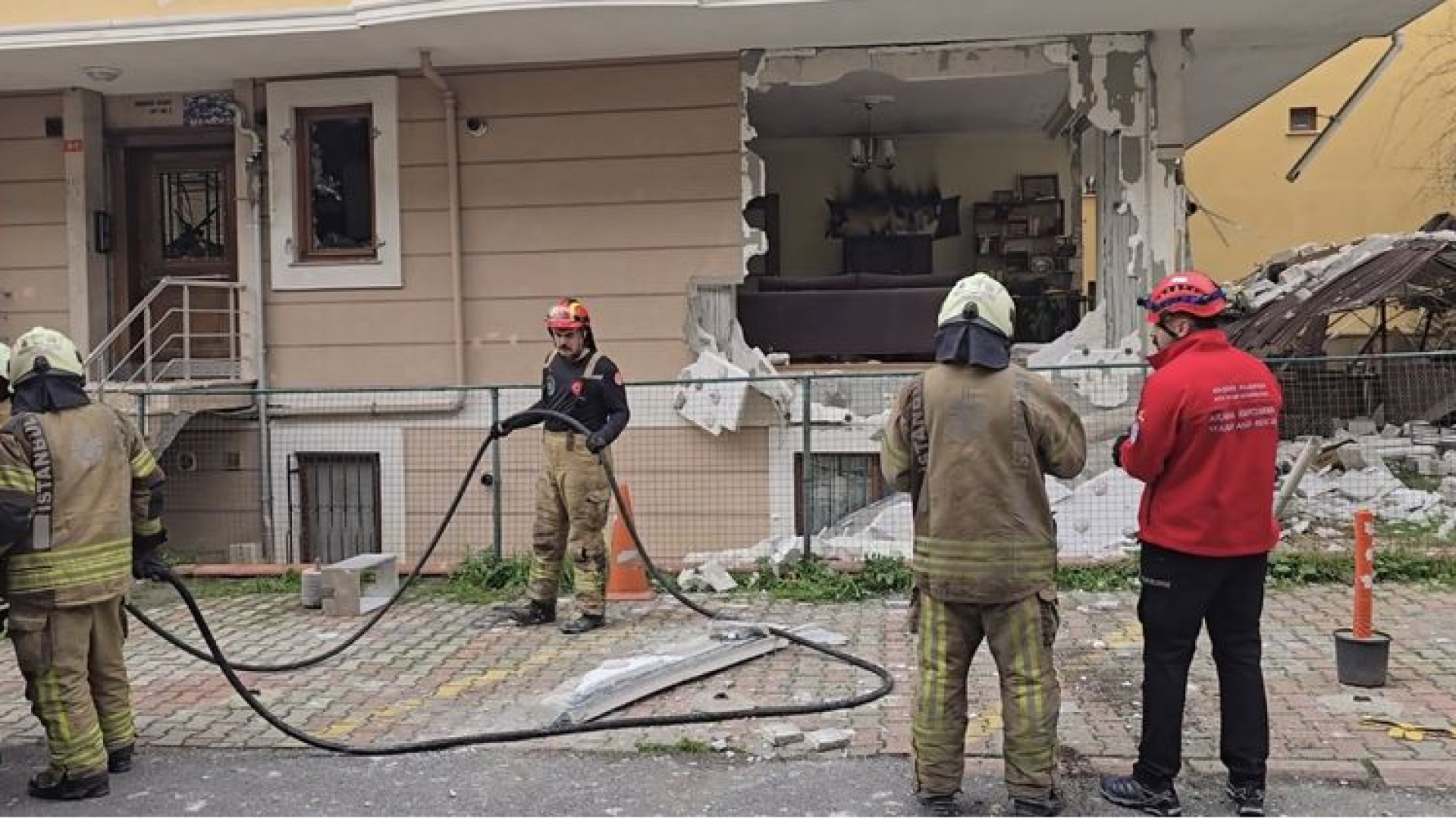 Ataşehir'de 3 katlı binada doğal gaz patlaması; ortalık savaş alanına döndü