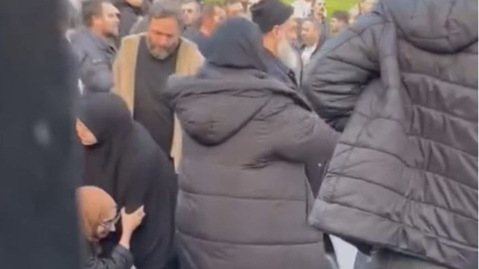 Annesinin cenazesinde kardeşini silahla vurdu | So…