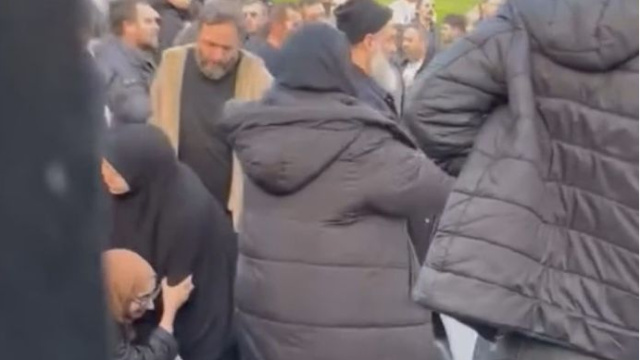 Annesinin cenazesinde kardeşini vurdu!