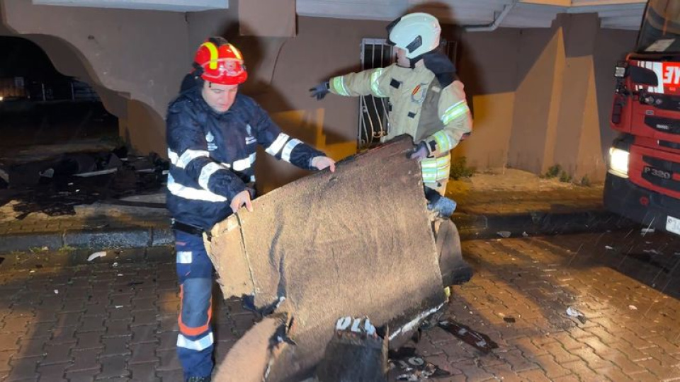 İstanbul'da fırtına! Binanın çatısı uçtu