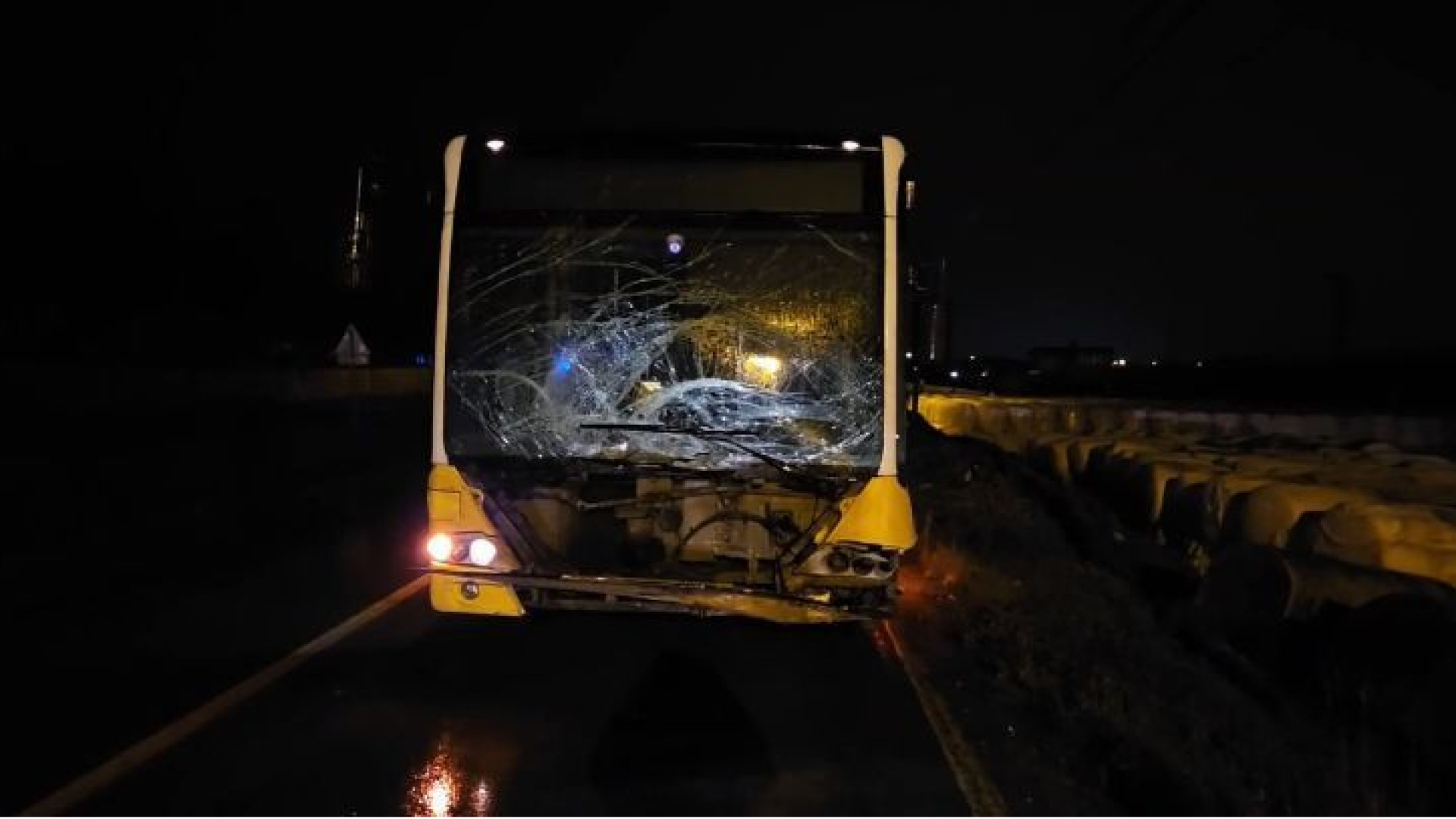 Arnavutköy'de İETT Otobüsü ile Hafif Ticari Araç Çarpıştı: 1 Kişi Hayatını Kaybetti