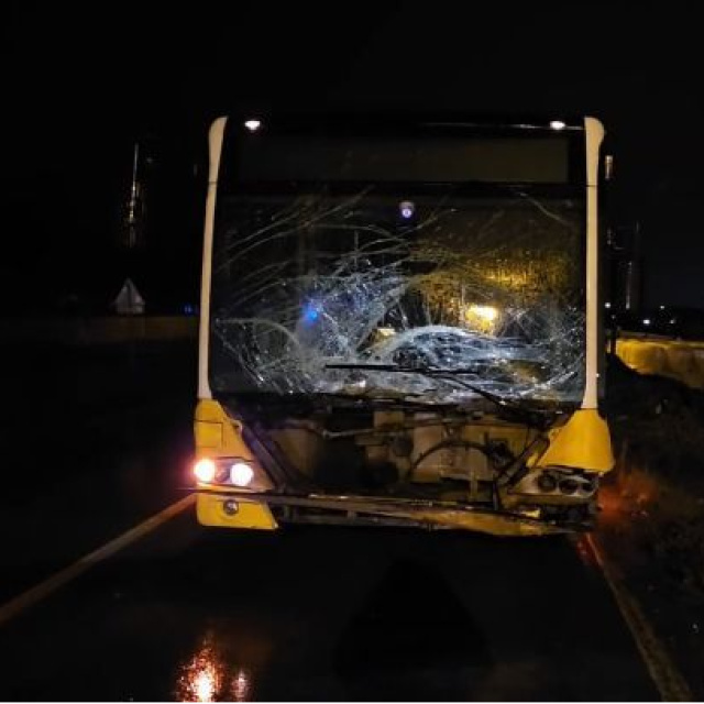 İETT otobüsü, ticari araçla çarpıştı: 1 ölü, 1 yaralı