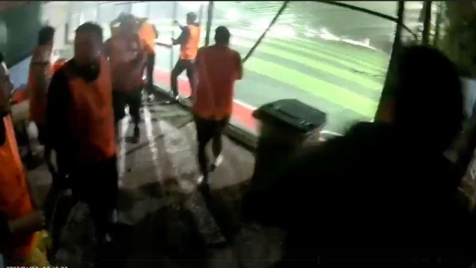 Facia kıl payı! Halı saha çatısı çöktü