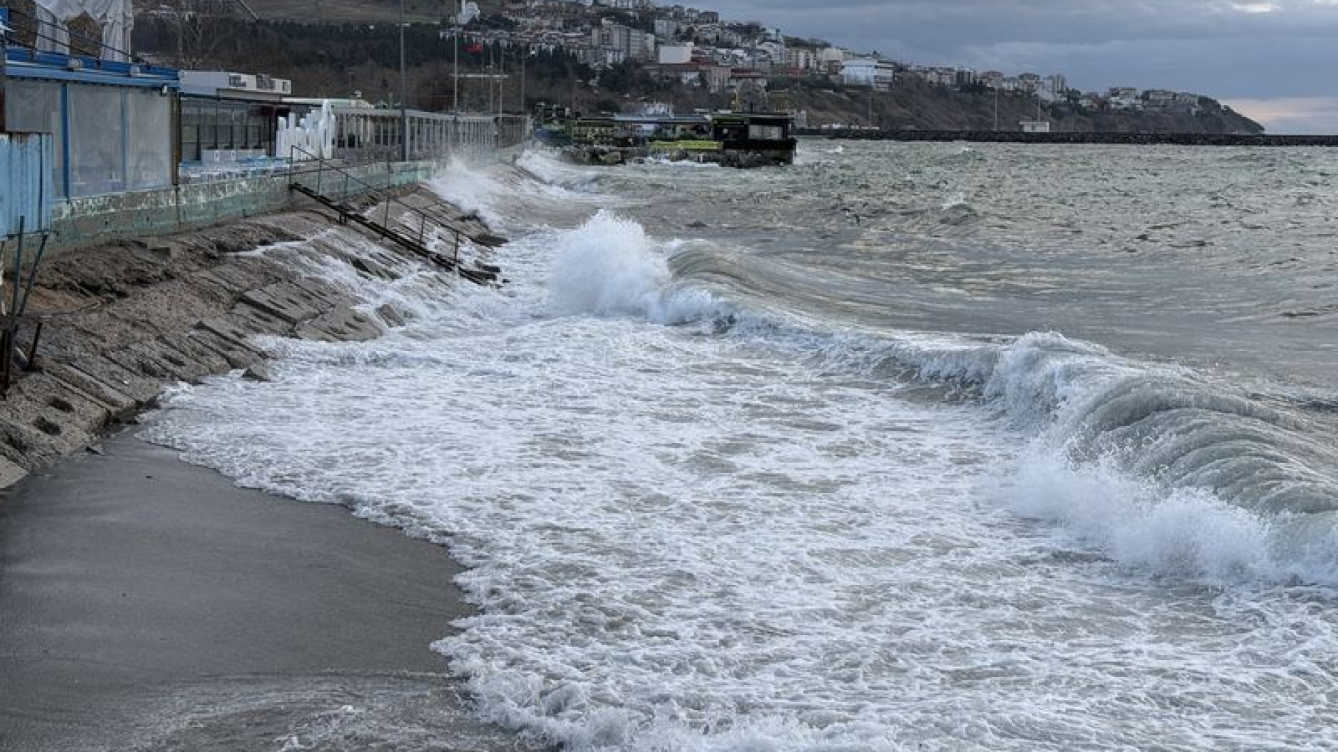 Son dakika: Saatte 50 kilometreye ulaşan fırtına ulaşıma engel oldu | Son dakika haberleri