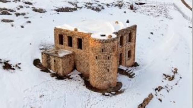 Mardin'de beyaza bürünen tarihi karakol, havadan görüntülendi