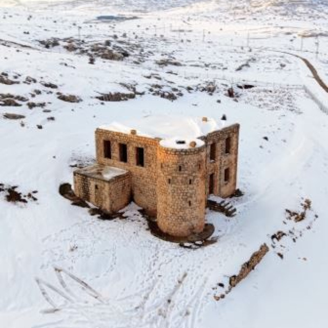 Mardin'de beyaza bürünen tarihi karakol, havadan görüntülendi