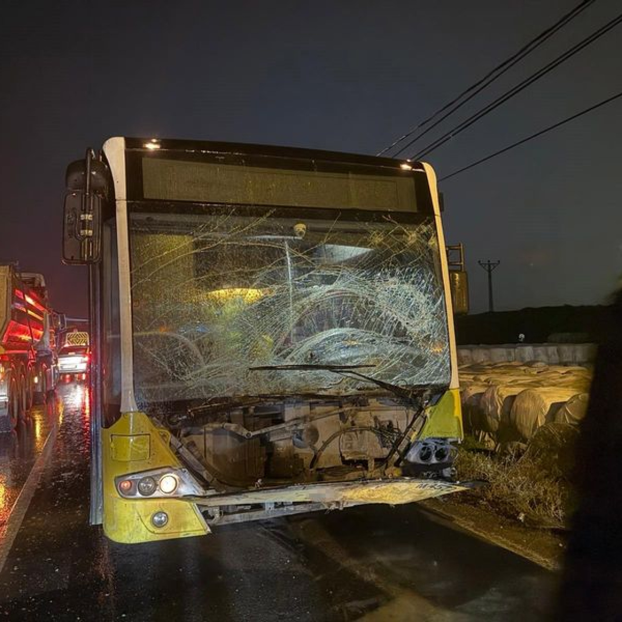 İETT otobüsü hafif ticari araçla çarpıştı: 1 ölü
