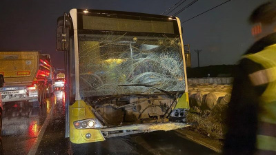 İETT otobüsü hafif ticari araçla çarpıştı: 1 ölü