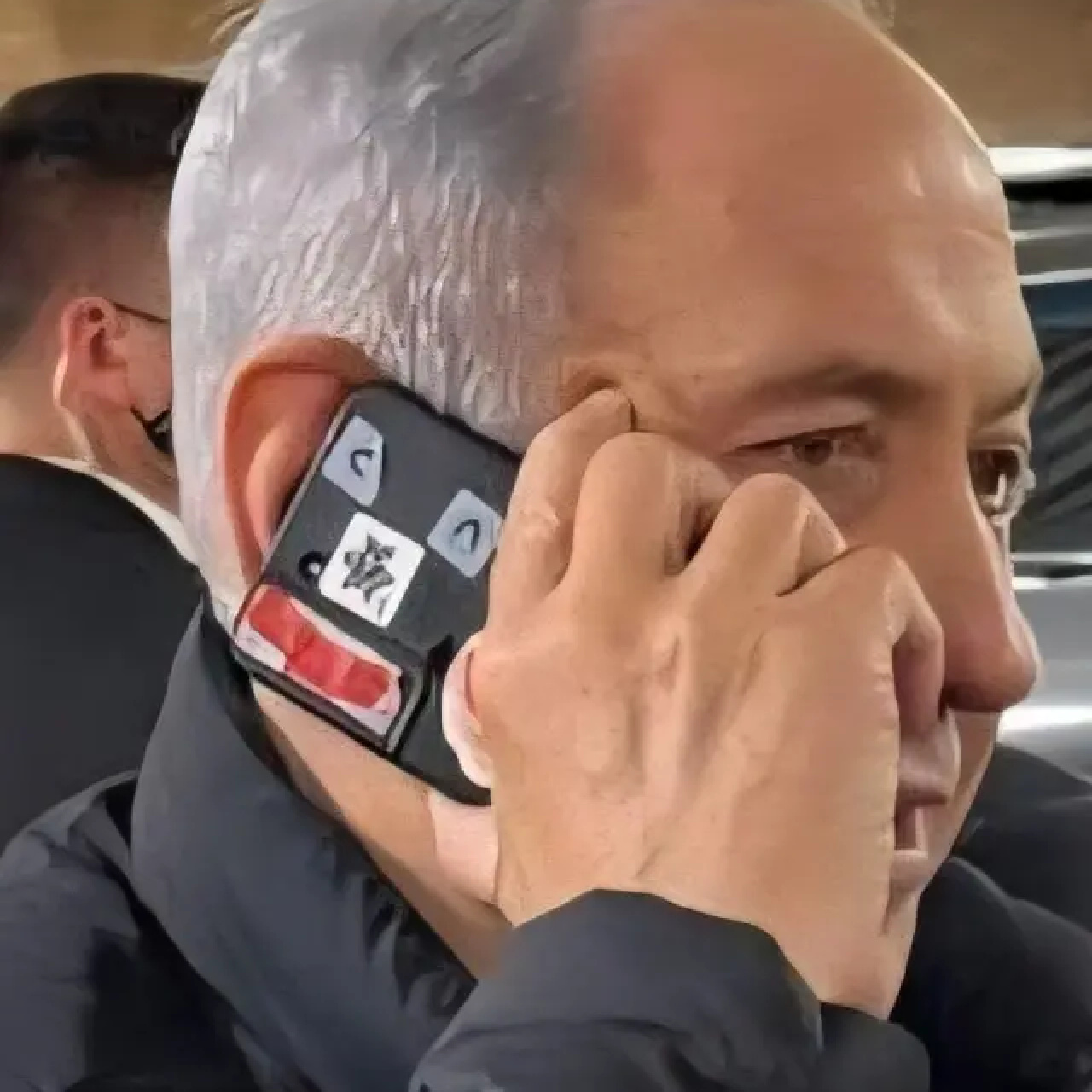 Netanyahu'nun telefonunun kamerasını bantla kapattığı görüldü