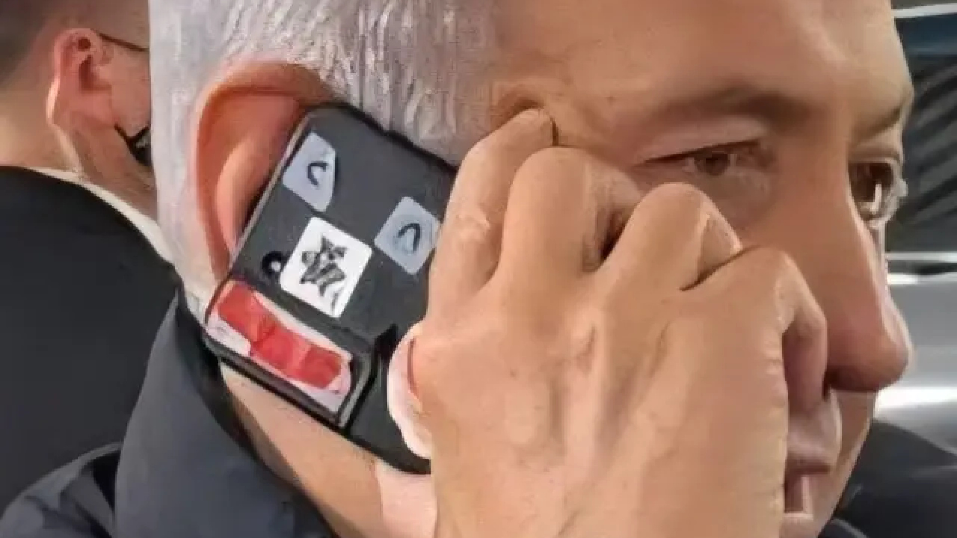 İsrail Başbakanı Netanyahu'nun telefonunun kamerasını bantla kapattığı görüldü | Dış Haberler