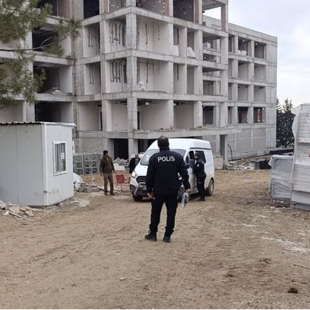 İş makinesine sıkışan işçi hayatını kaybetti