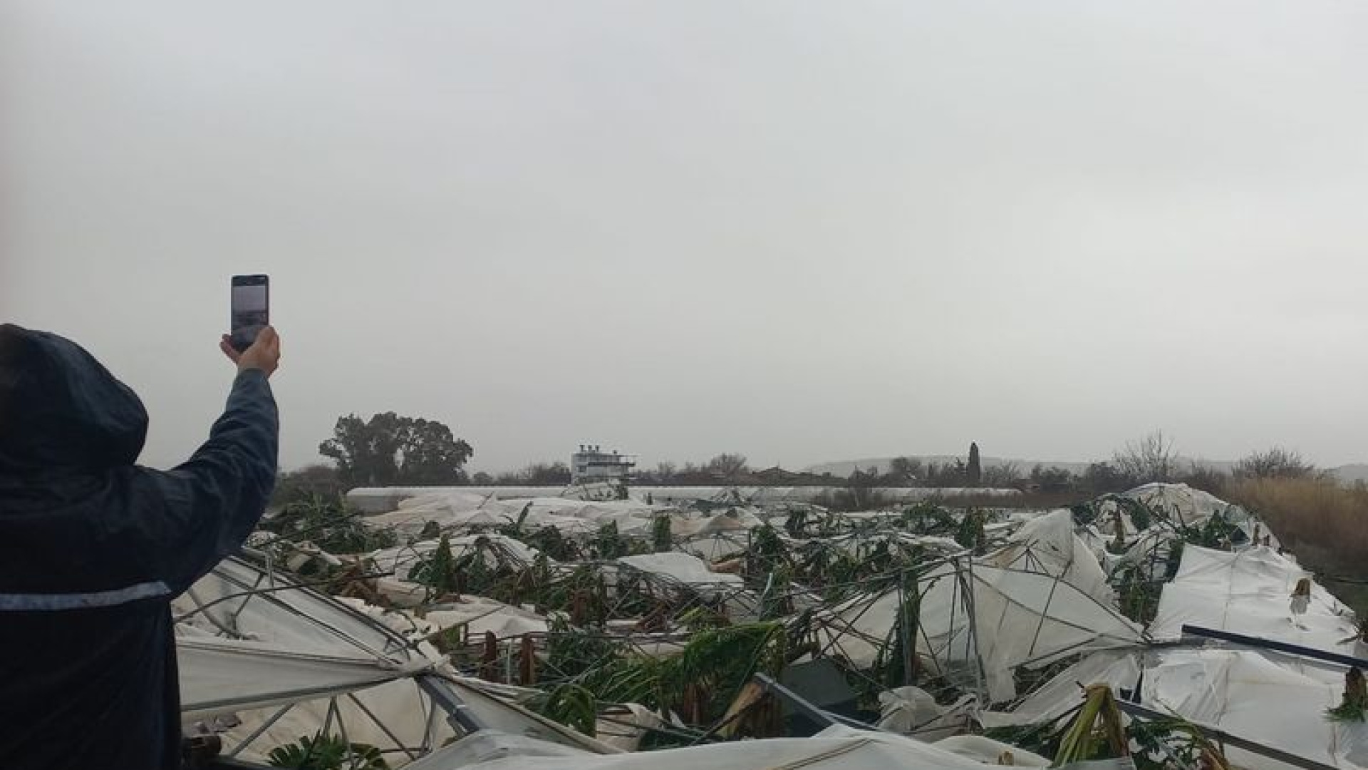 Antalya ve Muğla'da Hortum ve Fırtına: Seralar ve Evlerde Büyük Hasar
