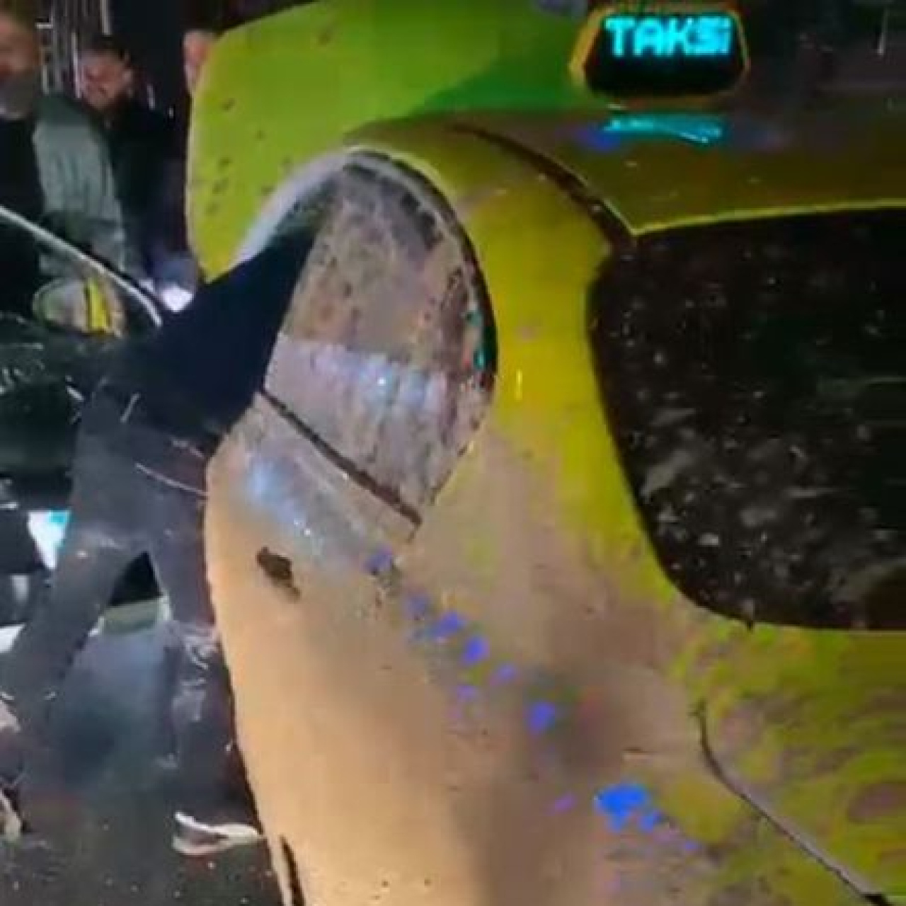 Şoförü darp edip kaçtılar