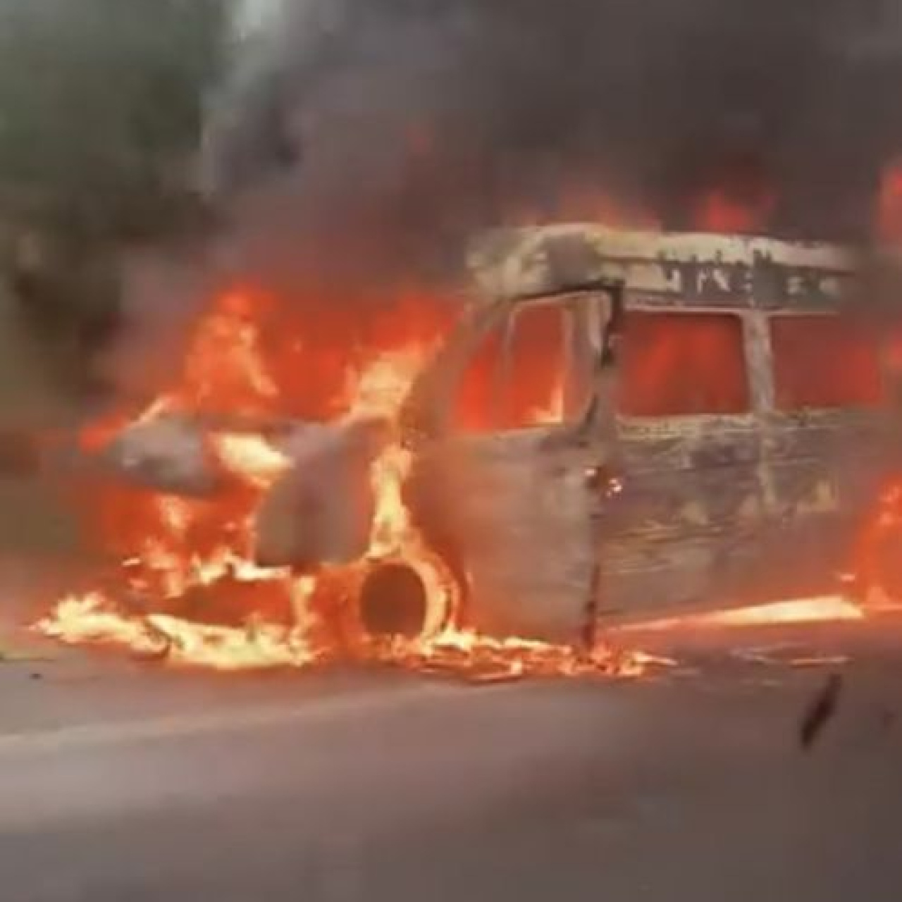 Seyir halindeki servis minibüsü yandı