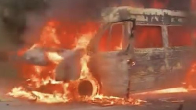 Seyir halindeki servis minibüsü yandı